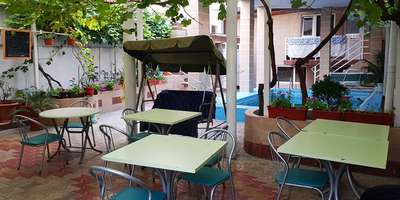 «Нади» гостевой дом с бассейном